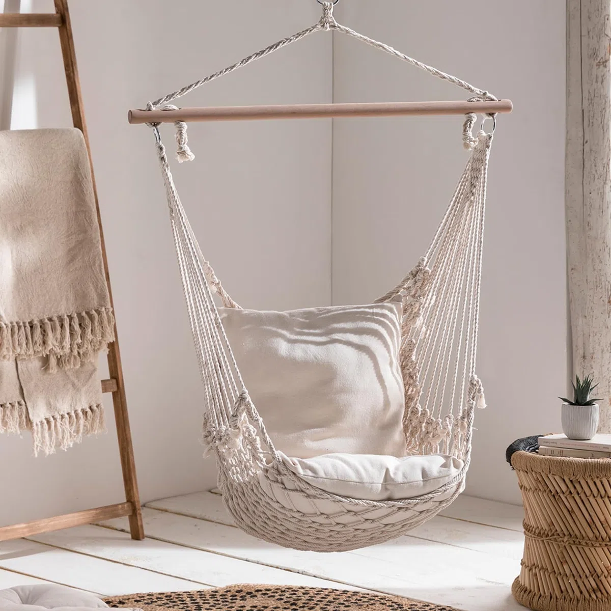 IDMarket - Fauteuil Suspendu bohème 2 Coussins écru Design macramé