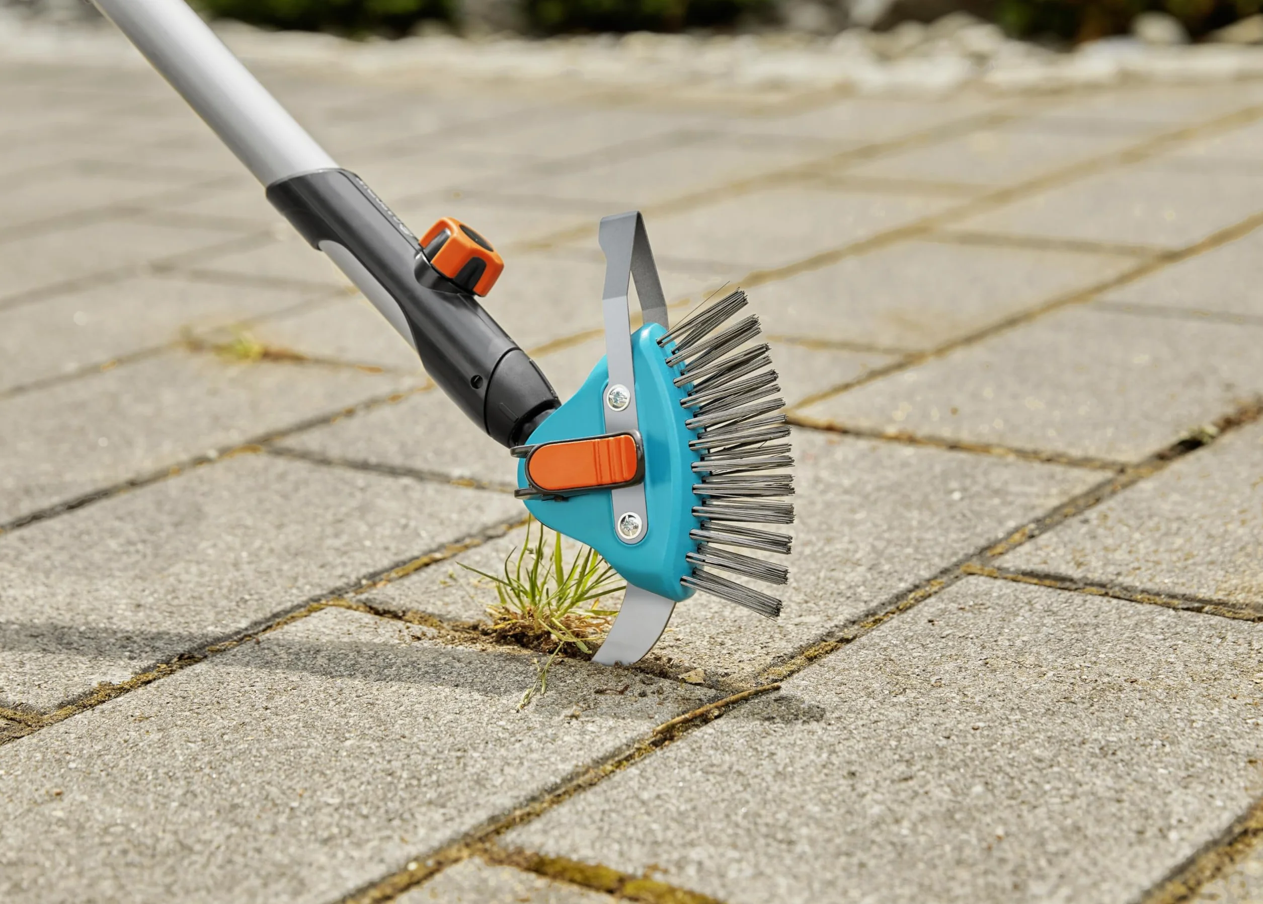 Nettt joints combisystem-3-en-1 Gardena : Outil de jardi multi-fonction pr élimin mauvaises herbes mousse ds joints étroits larges, brosse métal, lame acier inoxye. Va ac ts manches cs (03608-20)